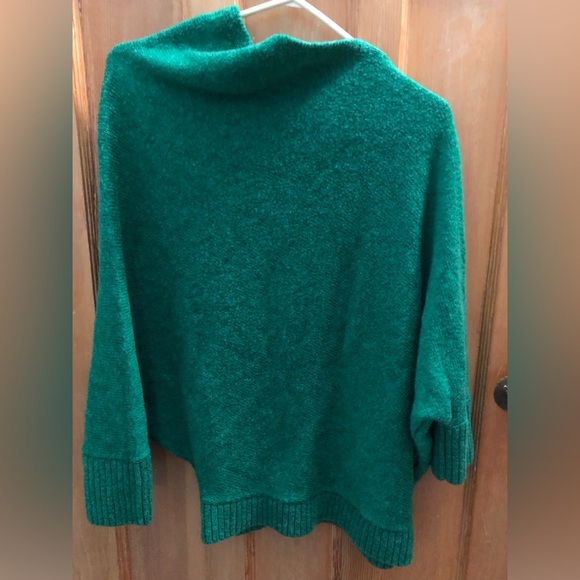 Oversized green sweater for everyday.  (Size US : S) - Picture 2 of 5